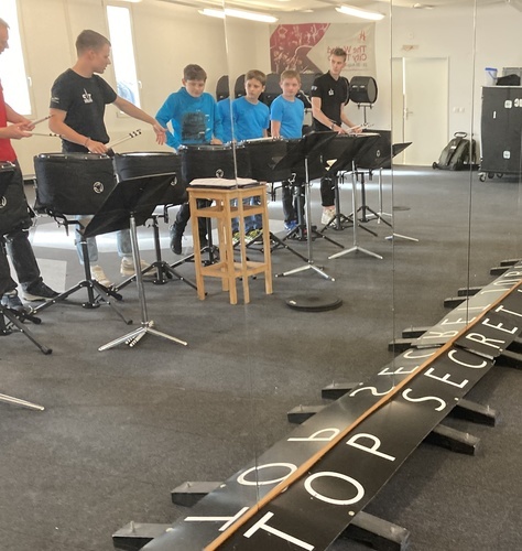Die JMS Drumline zu Gast beim Top Secret Drum Corps Die JMS Drumline zu Gast beim Top Secret Drum Corps